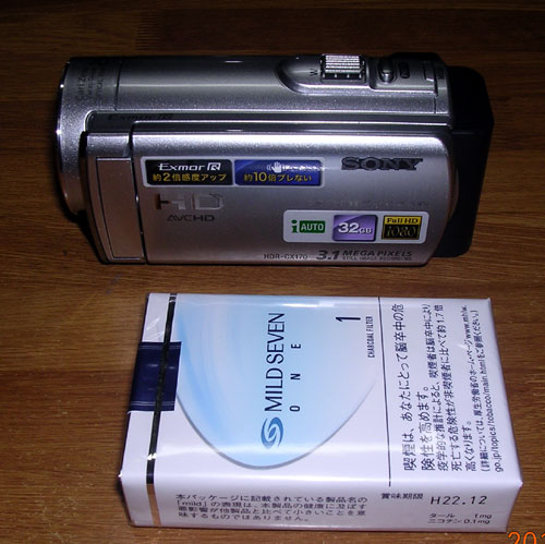 ソニーのデジタルビデオカメラ HDR-CX170S タバコとの大きさ比較