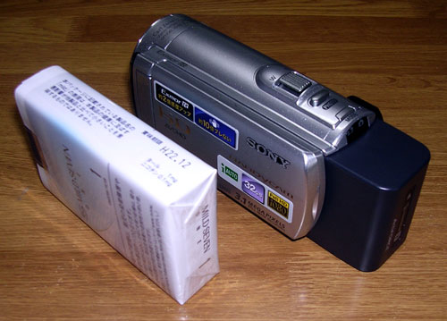 ソニーのデジタルビデオカメラ HDR-CX170S Mサイズバッテリー装着時のタバコの箱との大きさ比較